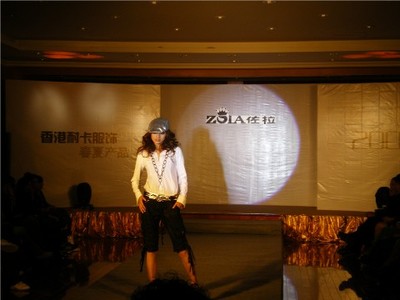 耐卡服飾春夏產(chǎn)品發(fā)布會廣告設(shè)計 廣州大舞臺的時尚盛宴